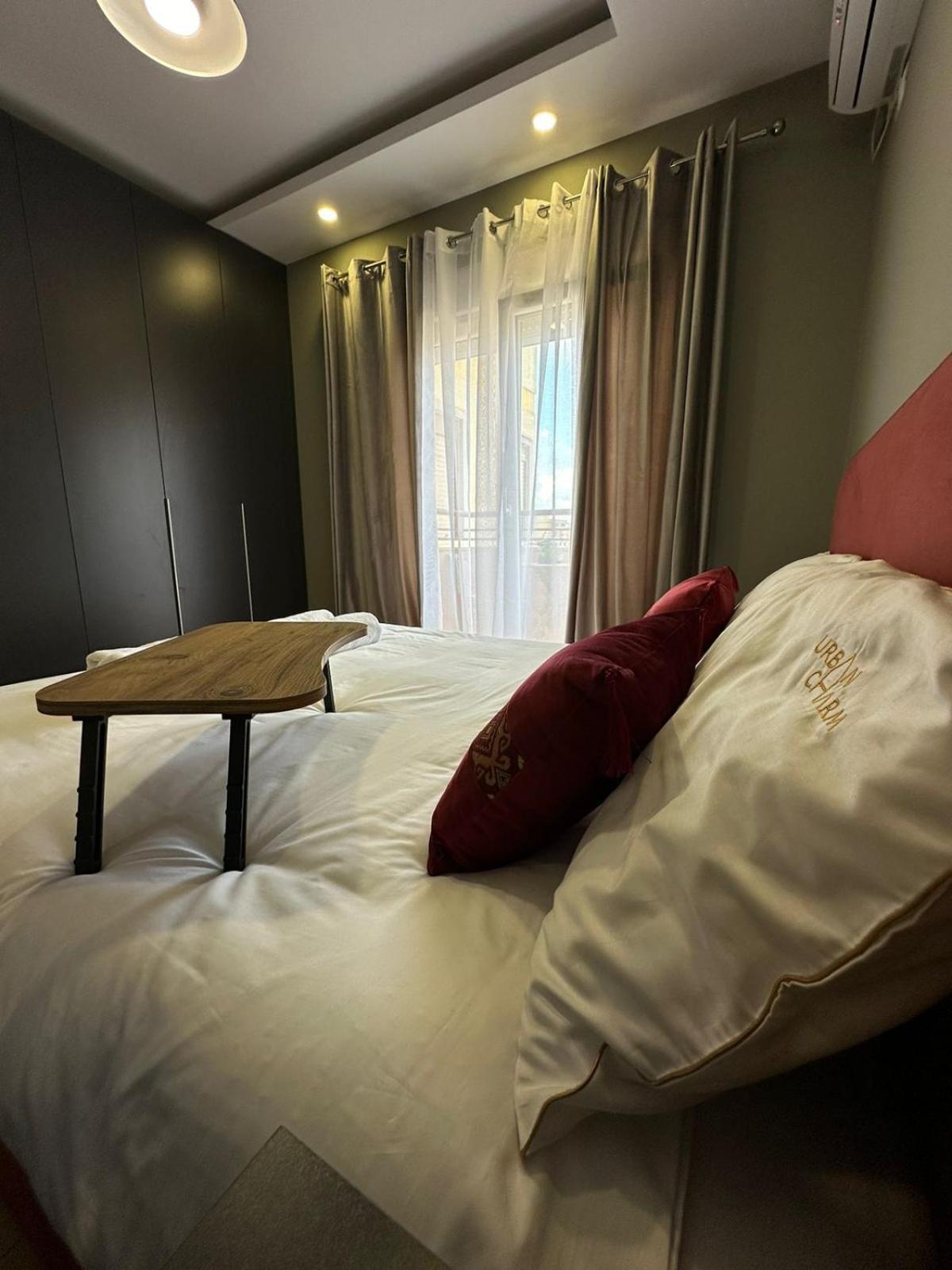 Appartamento Urban Charm With Balcony Tirana